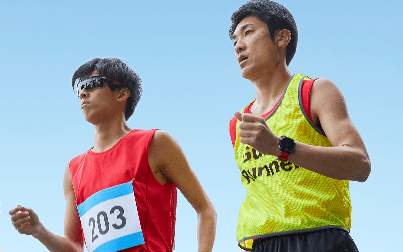 ブラインドマラソン選手と伴走者の写真