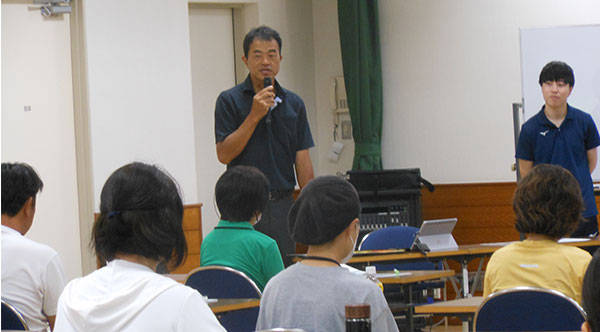 受講生に団体の概要を説明する東京都IDフットソフトボール協会代表の井上氏