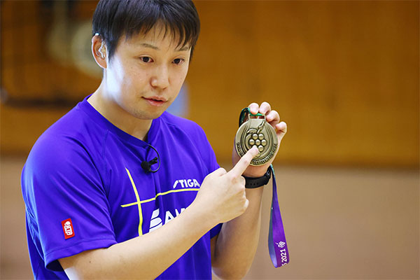 デフリンピックで獲得した銅メダルを披露する亀澤選手