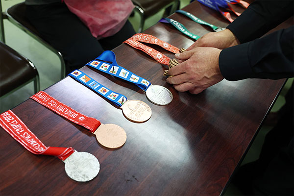 亀澤選手が獲得したメダルの展示には多くの参加者が高い関心を寄せた
