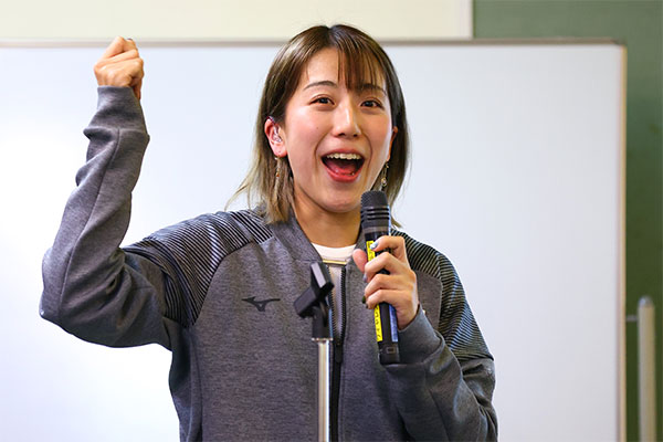 笑いも交えた亀澤選手の講演は、温かい雰囲気で参加者の笑顔も多かった