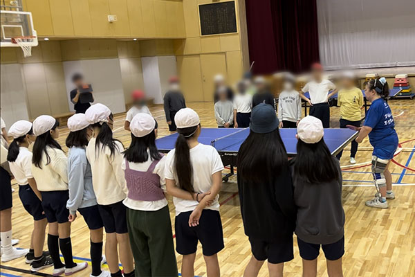 卓球クラブの児童とのデモンストレーション