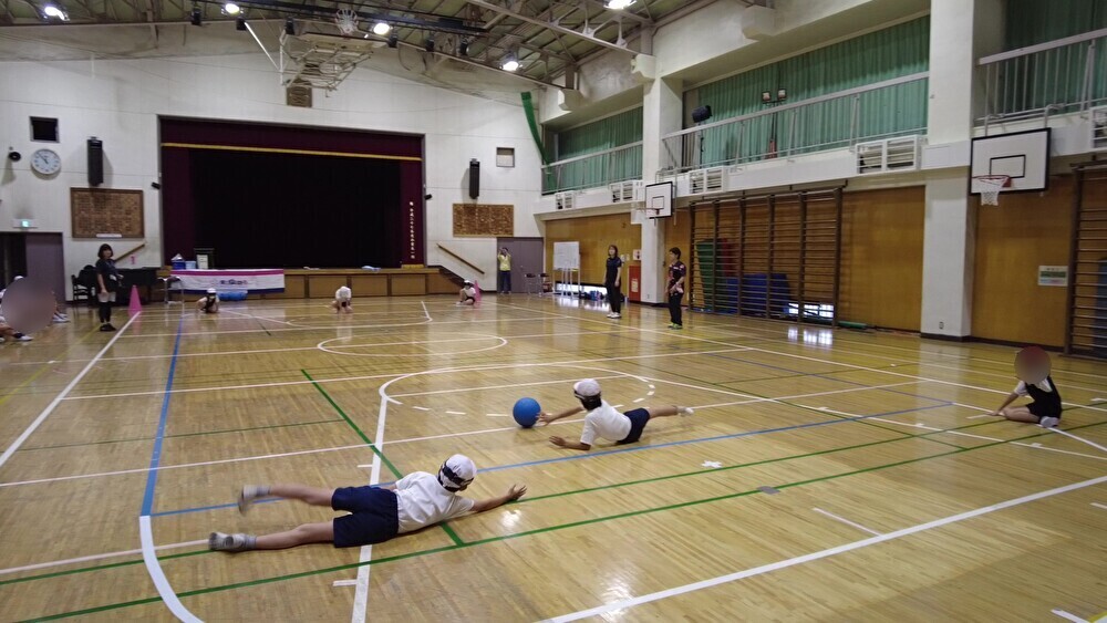 ゴールボールの試合をする児童