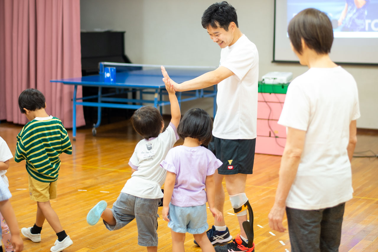 子どもが嬉しそうに岩渕幸洋選手へハイタッチ