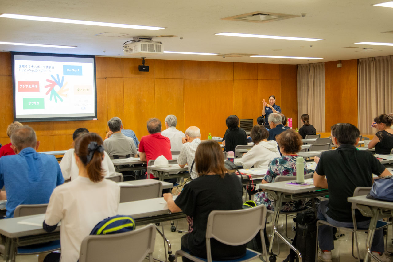 藤川彩夏さんが参加者に向かって話している