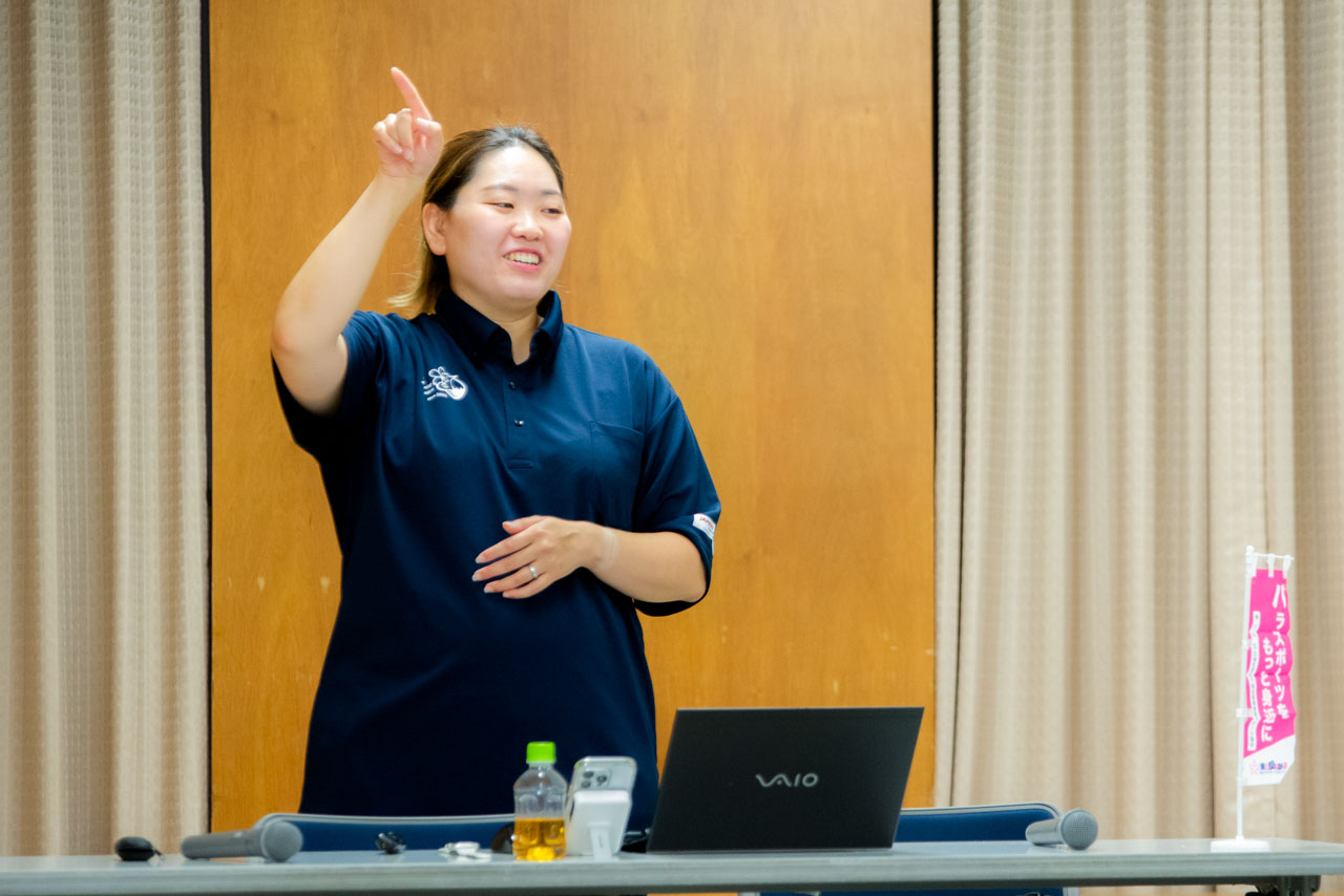 藤川彩夏さんが手話で話している