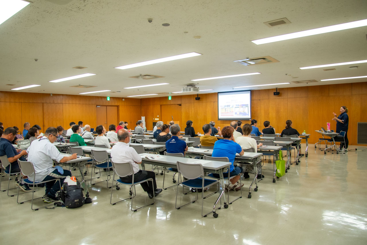 参加者が藤川彩夏さんの話を聞いている、会場全体の様子