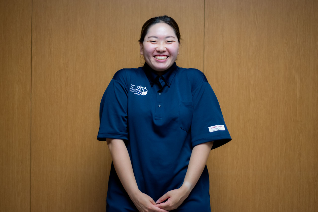 インタビュー中、笑顔の藤川彩夏さん