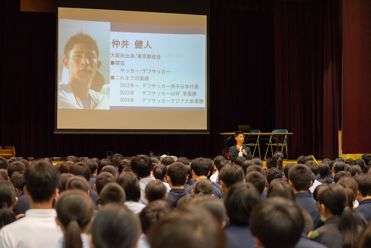 仲井健人選手のプロフィールがステージに映し出されている