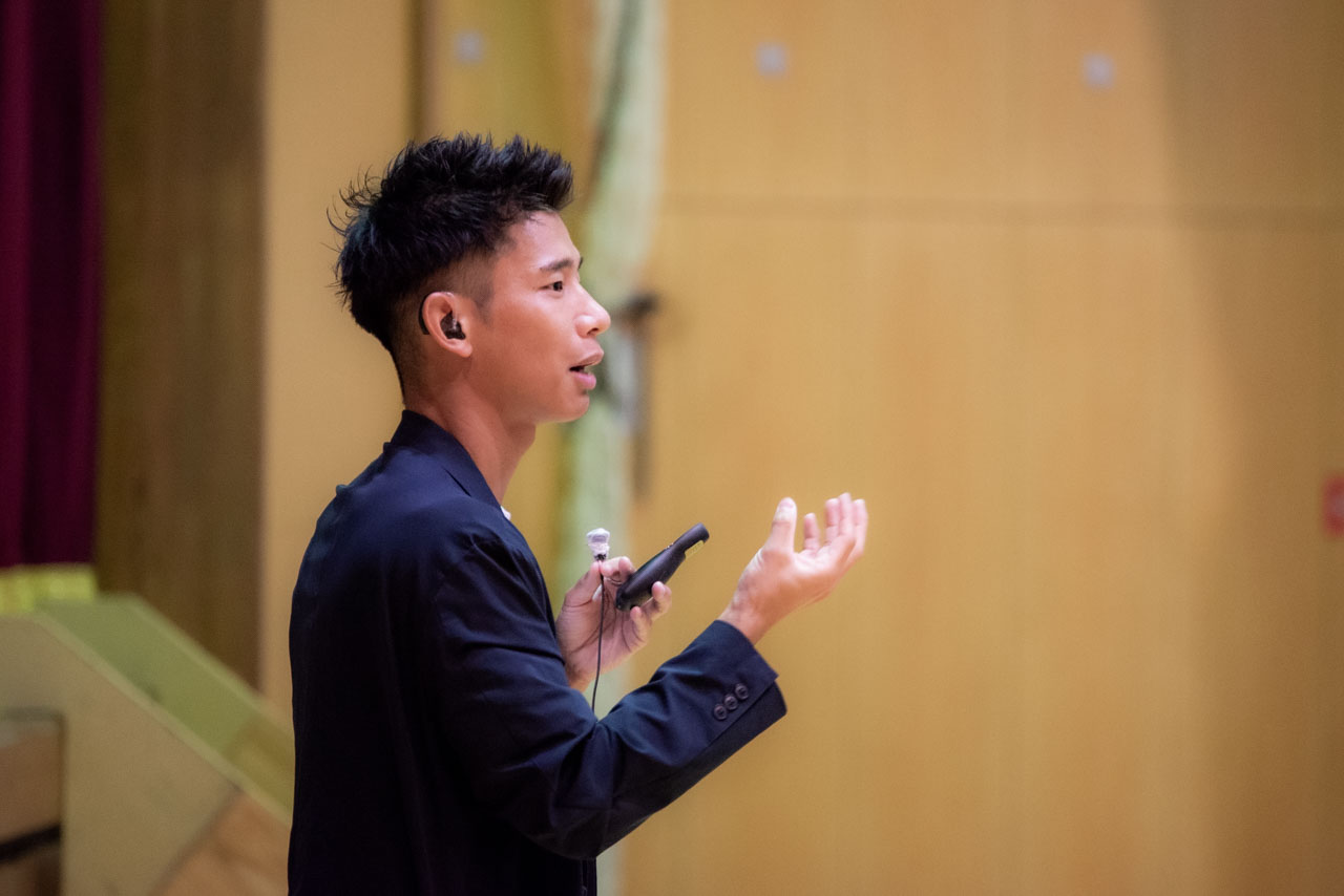 仲井健人選手がマイクを持って話している