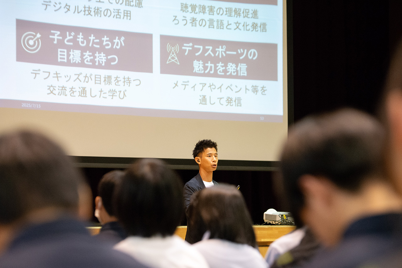 仲井健人選手が生徒たちにデフスポーツについて話している