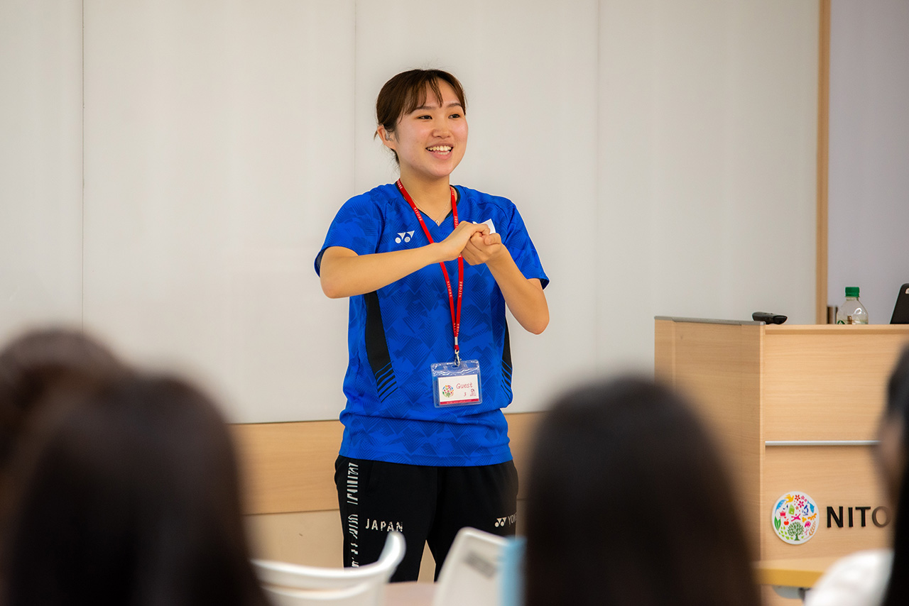 登壇中、手話で話す矢ケ部紋可選手