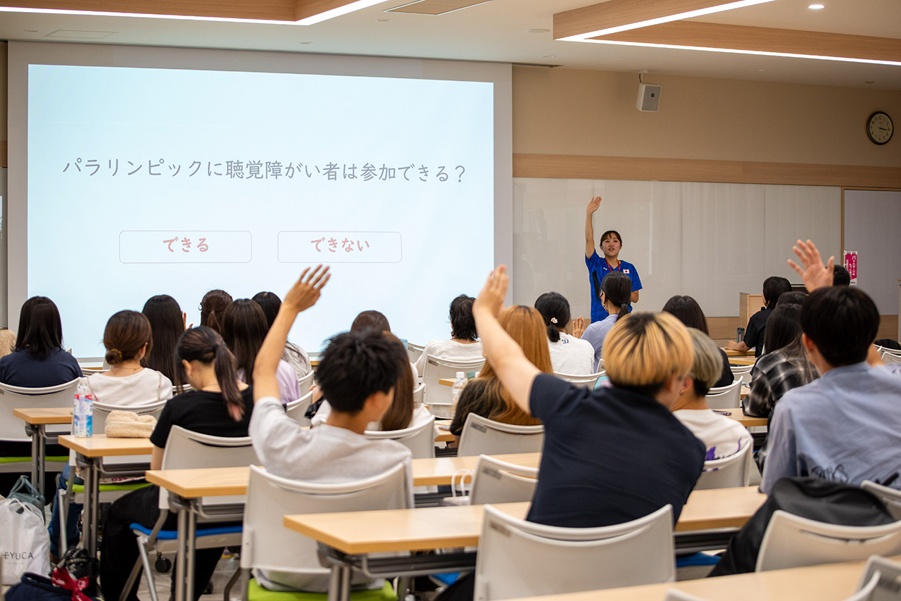 参加者が挙手をしている