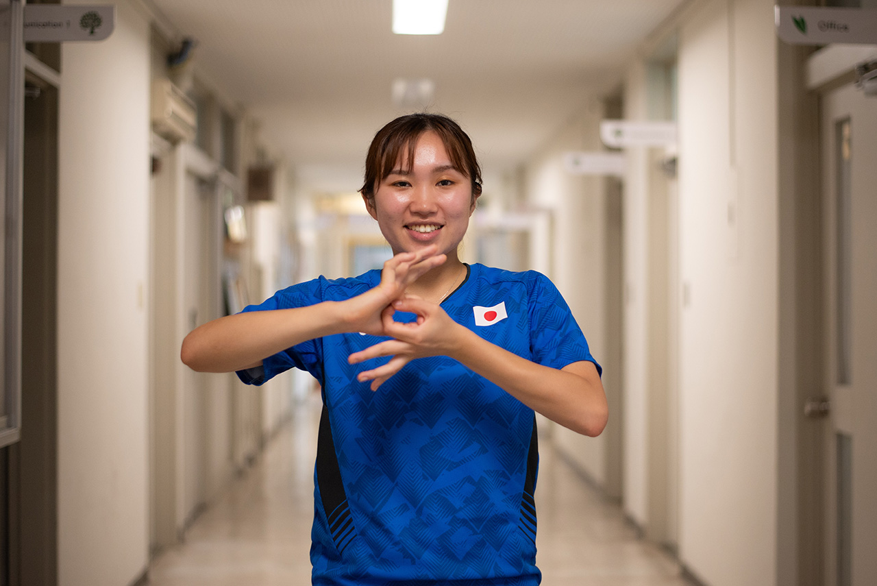 笑顔で東京2025デフリンピックのPRをする矢ケ部紋可選手