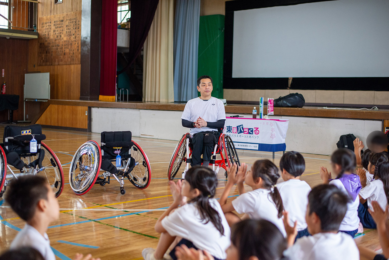 競技用車いすに乗った長島選手が子どもたちに話している