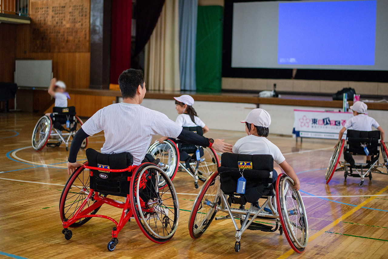 競技用車いすに乗った小学3年生の児童たち