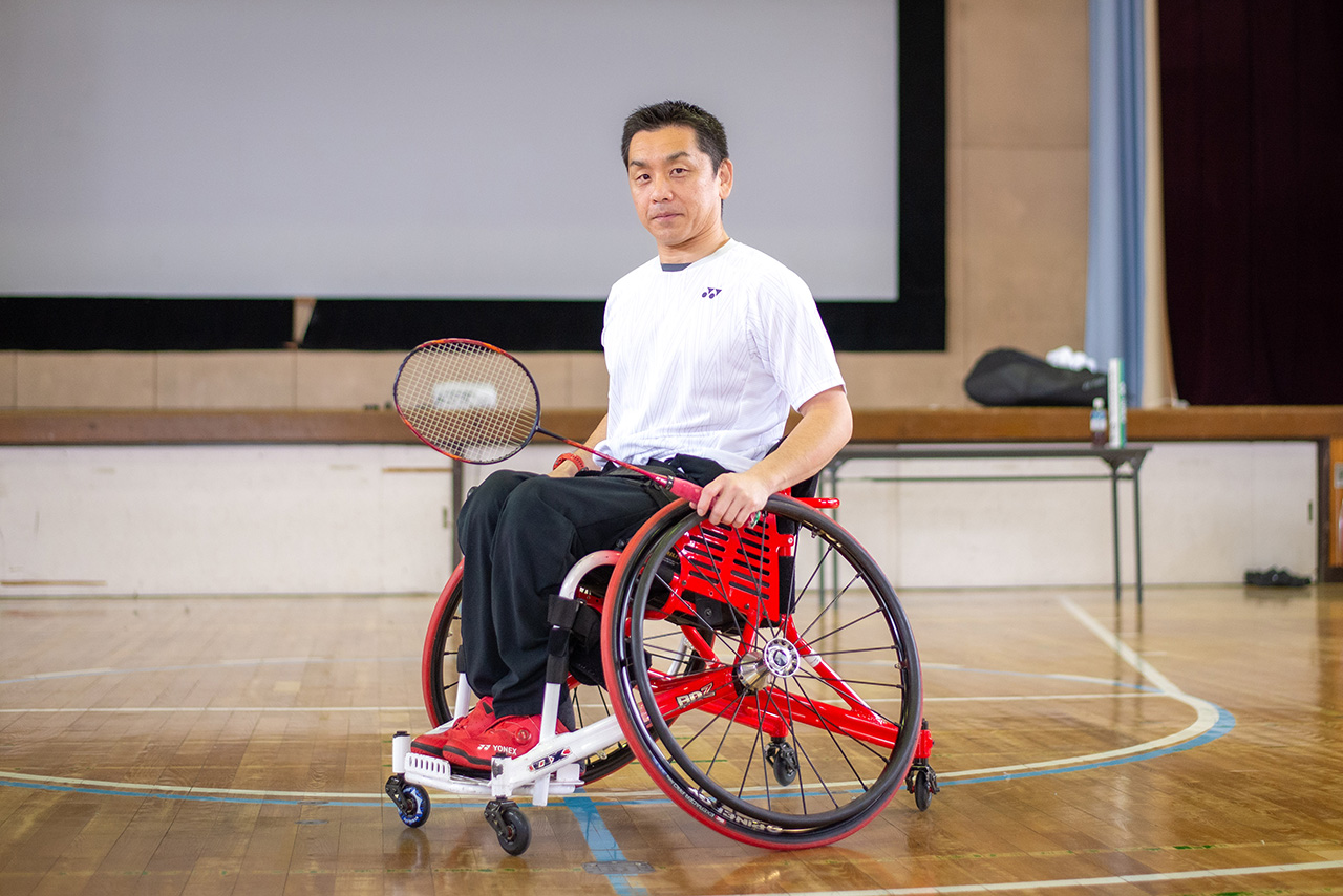 競技用車いすに乗ってラケットを持つ長島選手