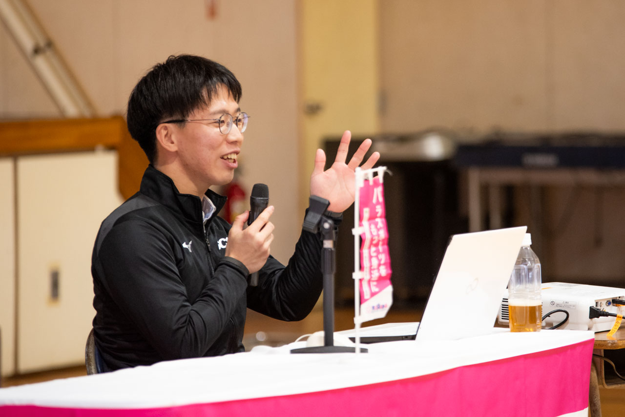 パラ馬術の稲葉将選手が小学校の子どもたちに話している 