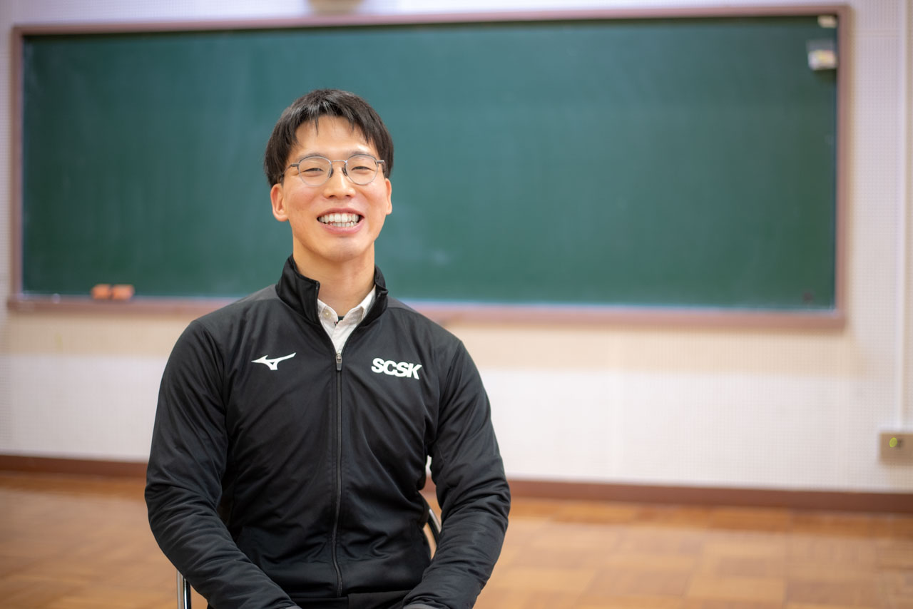 パラ馬術の稲葉将選手が笑顔でインタビューに応えている