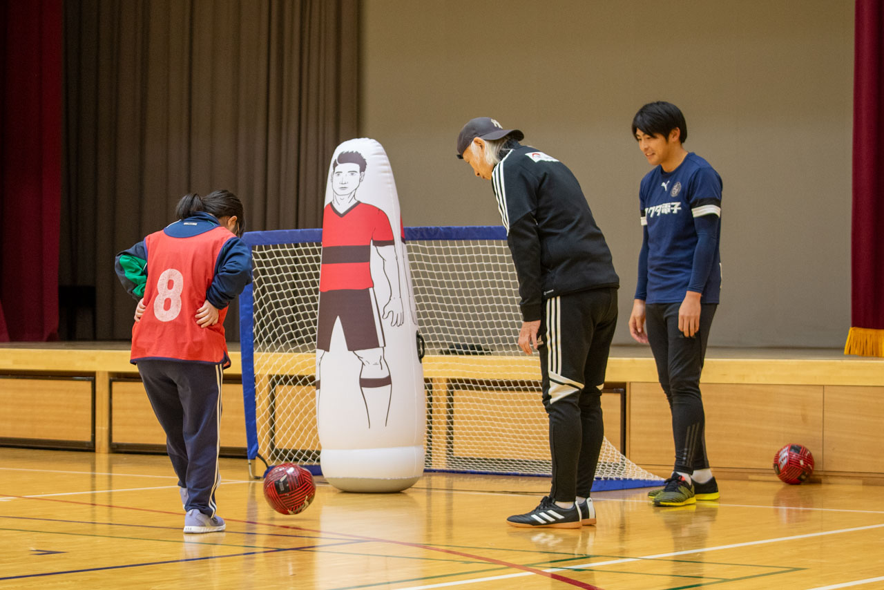 生徒がシュートの練習をしている