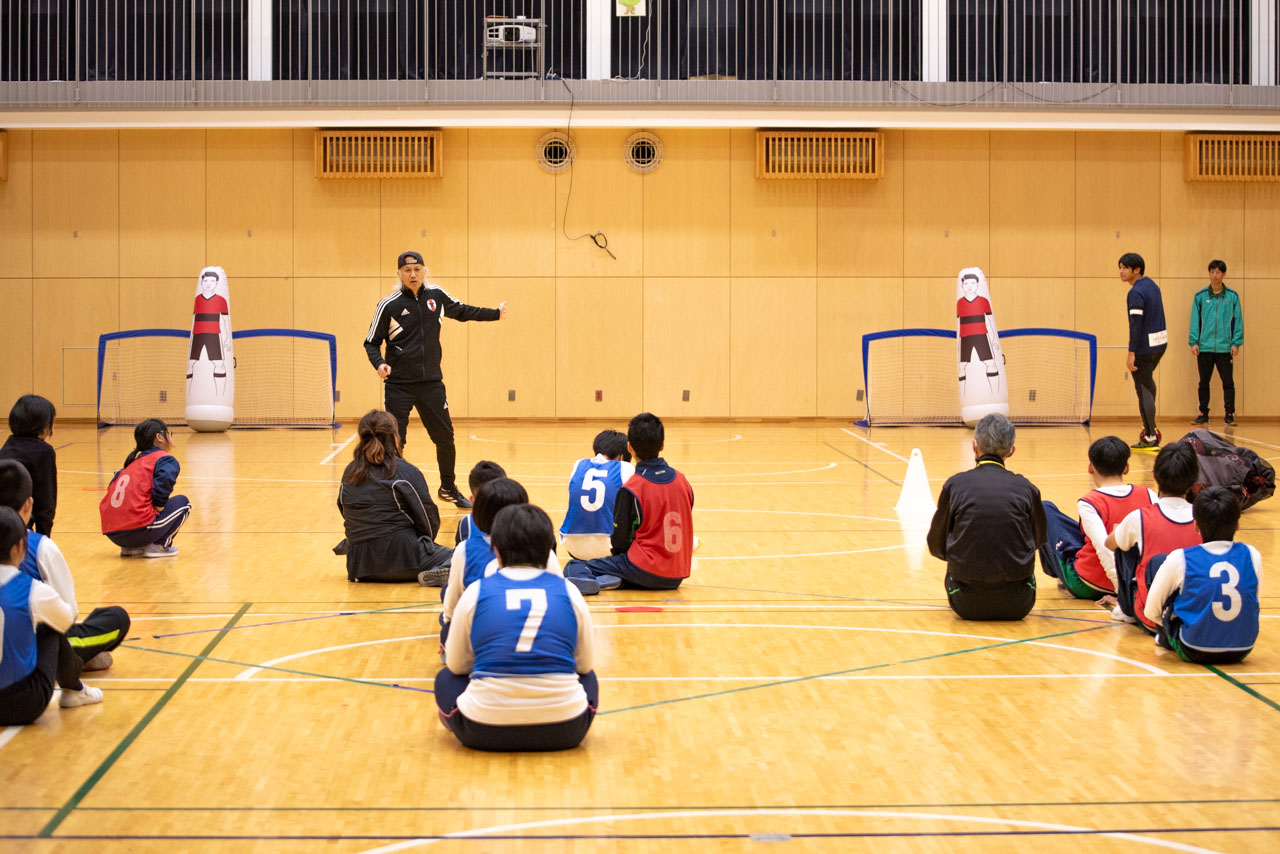 津島直樹氏が生徒たちに指導している