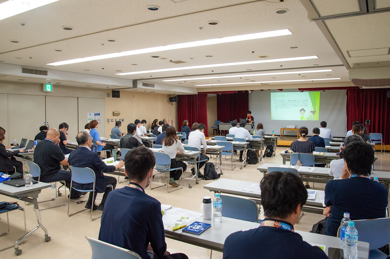 会場全体の様子　およそ30名の参加者が灘光選手の話を熱心に聞いている