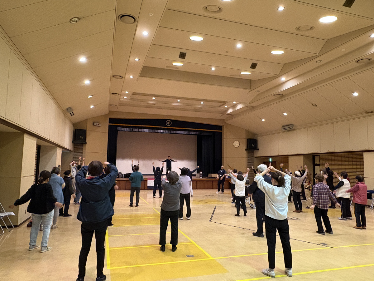 講師による掛け声により準備対応する参加者と東京パラくる事務局