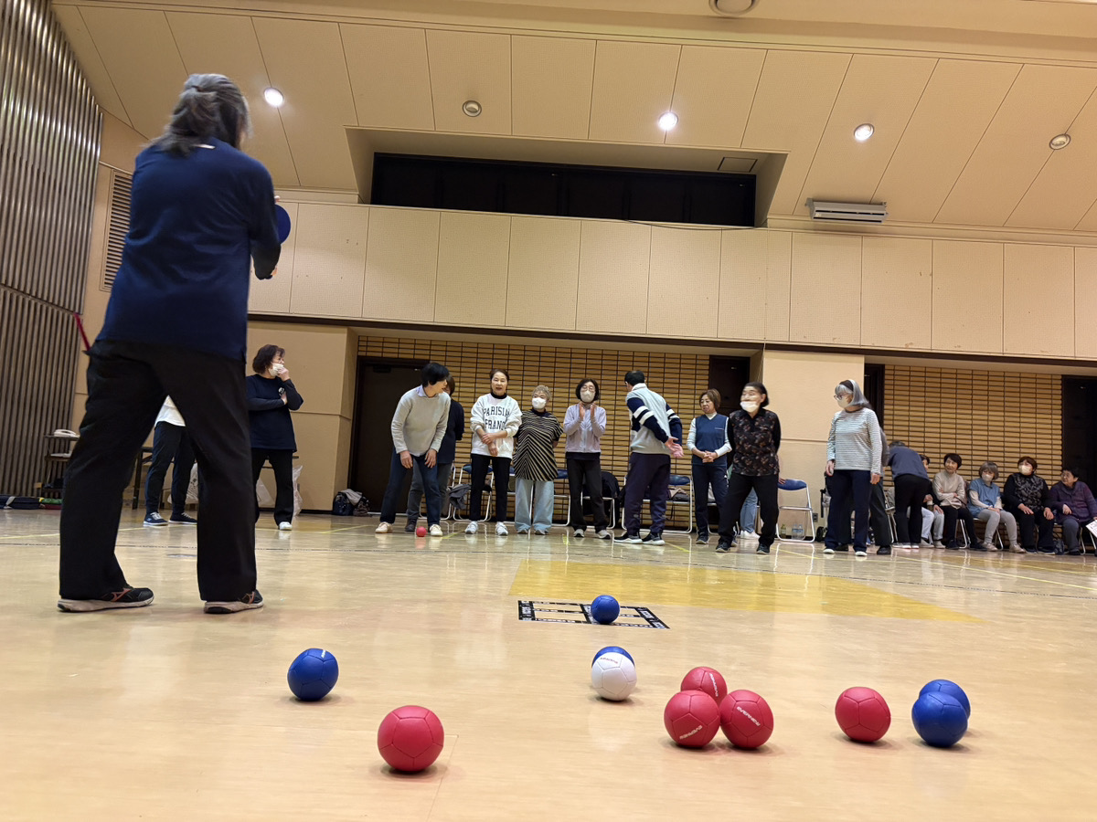 ボッチャのゲームを楽しむ参加者と審判をする講師