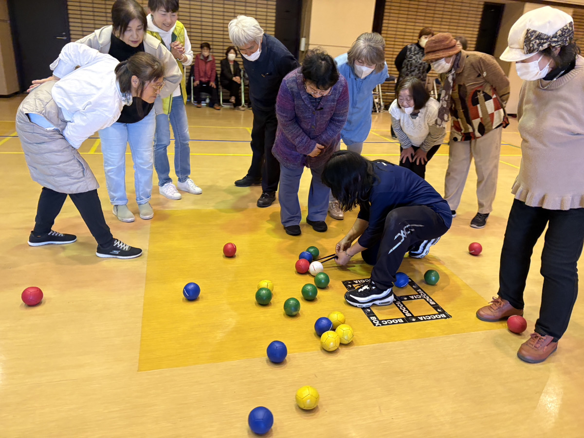 スクエアボッチャの得点を確認するために計測中の講師