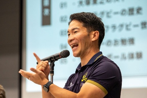 大塚貴之選手が手話をしながら話している