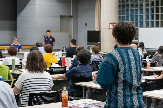 参加者が選手に対して質問をしている