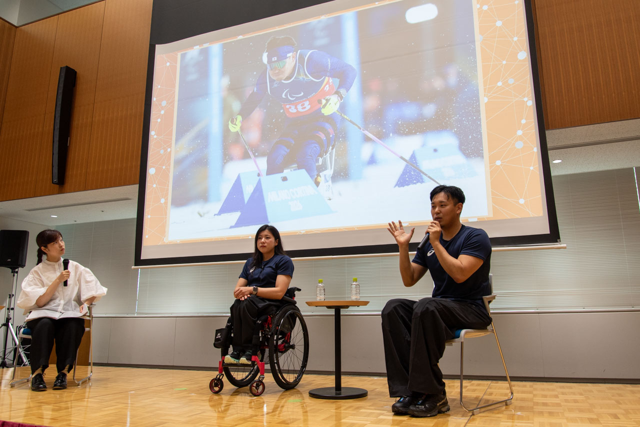 森宏明選手と村岡桃佳選手が登壇。パラノルディックスキーの写真が映し出されている。