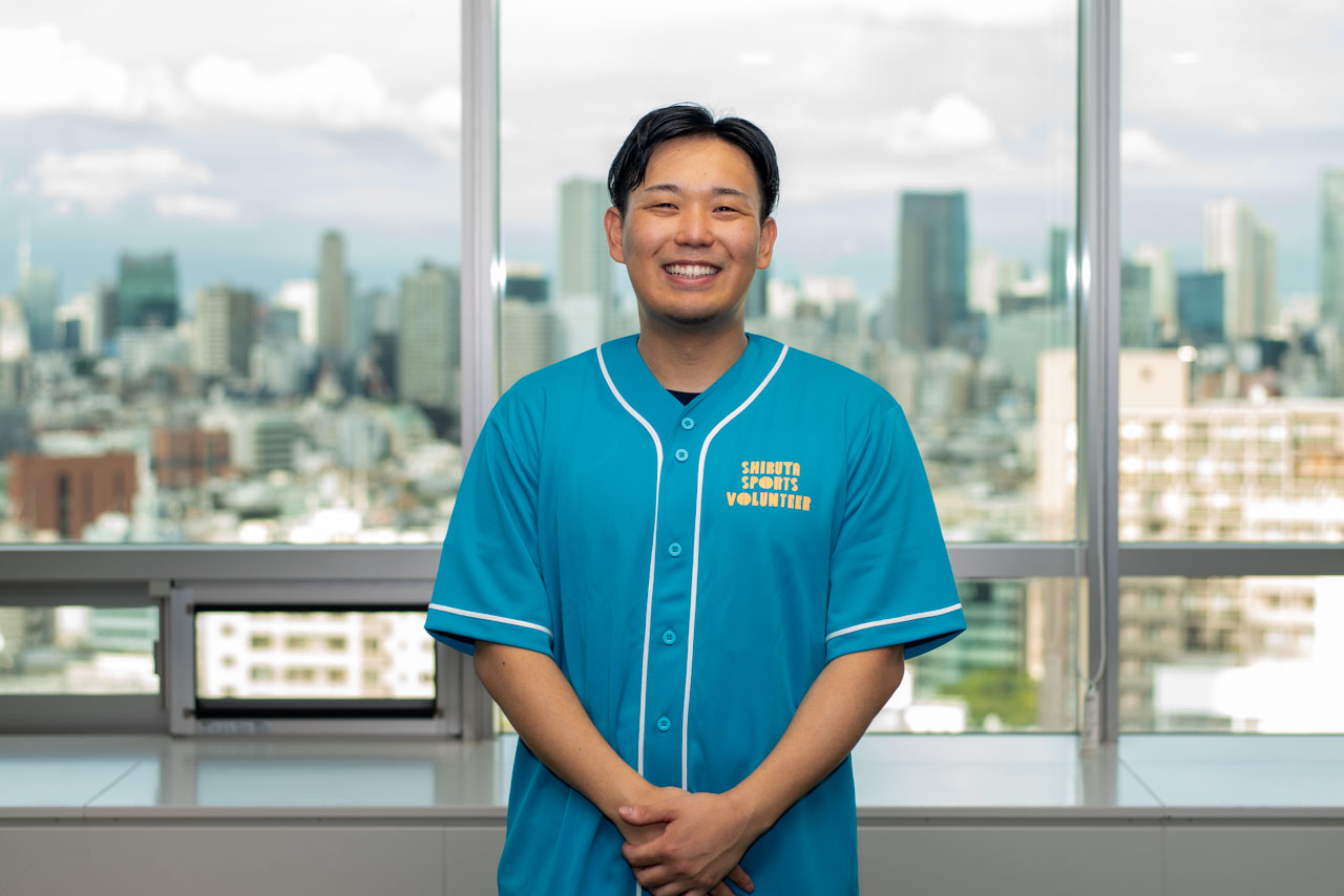 森宏明選手が微笑みながら前を向いている。