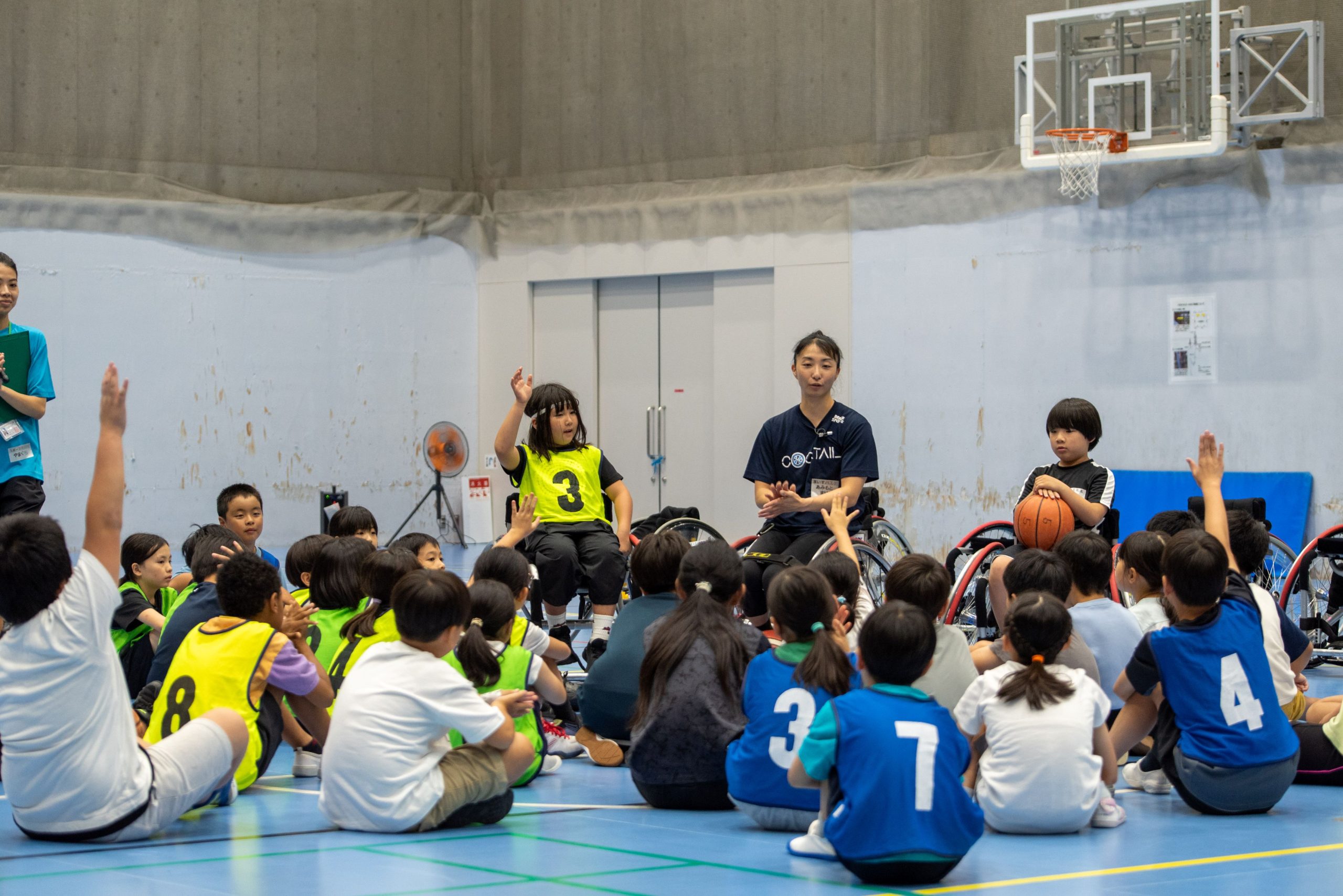 子どもたちの質問に網本麻里選手が答えている